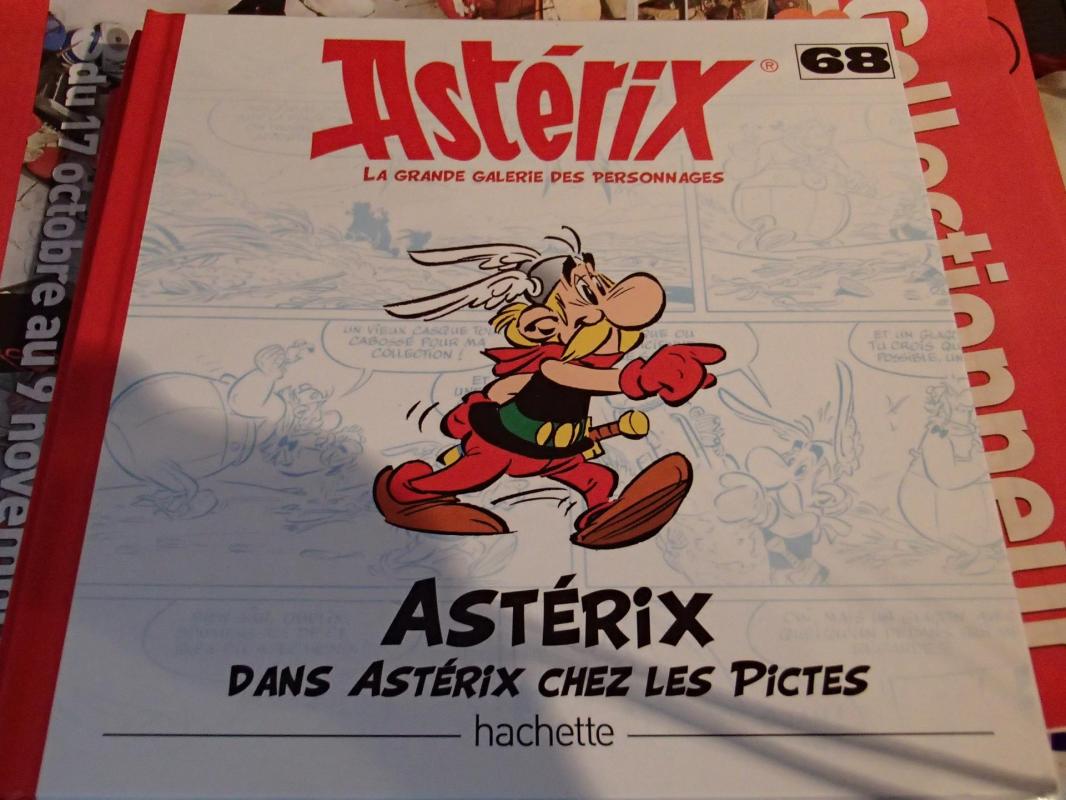 Figurine Astérix et un livre La Galerie des Personnages